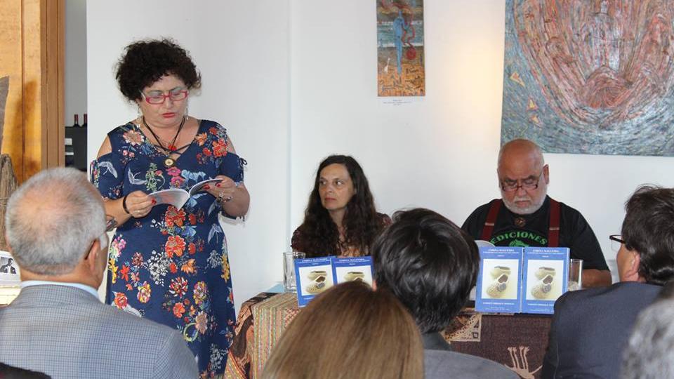 La escritora, Carmen Obreque, lee los poemas del libro a los asistentes.